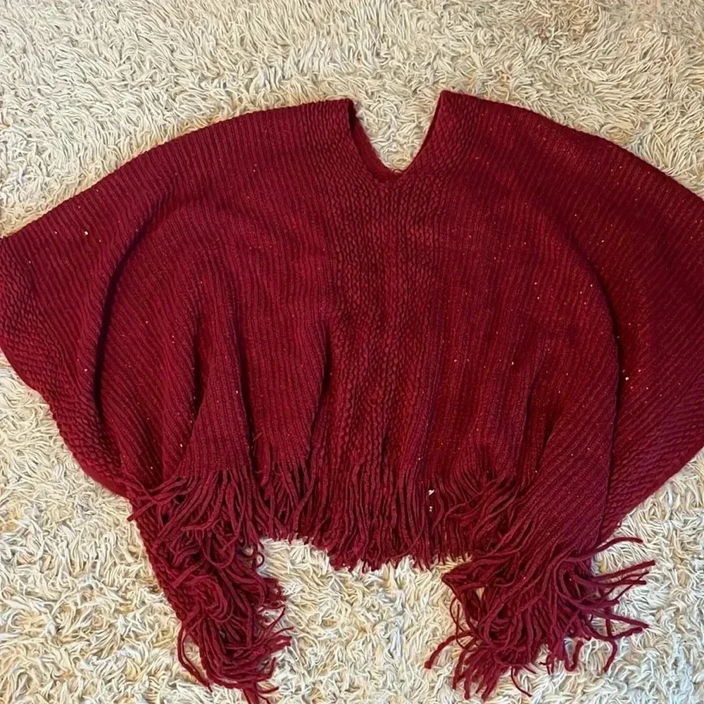 Beautiful cape/poncho. Has some sparkle. Perfect condition!!
